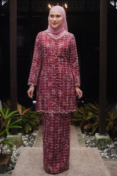 Dayang Kebarung in Maroon